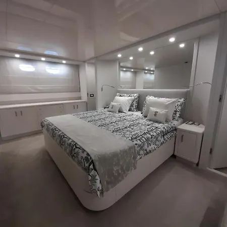 Πλωτό κατάλυμα Luxury Yacht Portosole *